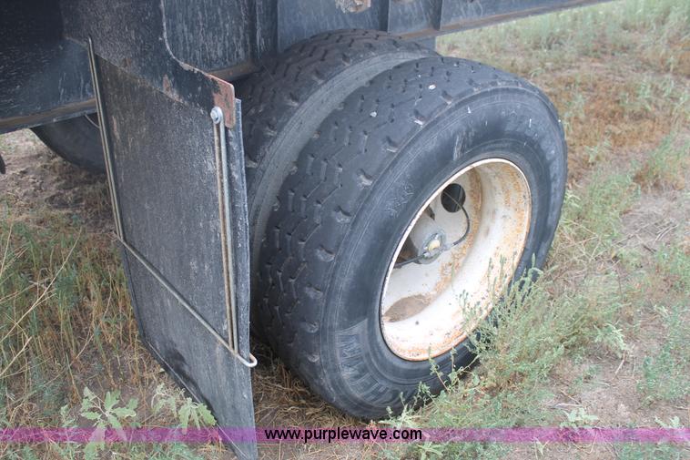 image for item H1736 2006 Fontaine EFTW-7-8048WSAWK flatbed trailer