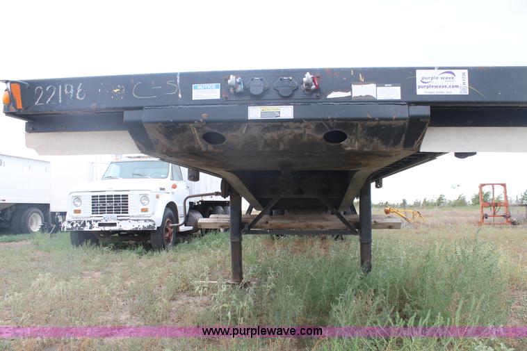 image for item H1736 2006 Fontaine EFTW-7-8048WSAWK flatbed trailer