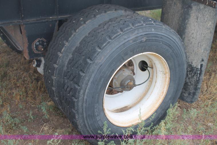 image for item H1736 2006 Fontaine EFTW-7-8048WSAWK flatbed trailer