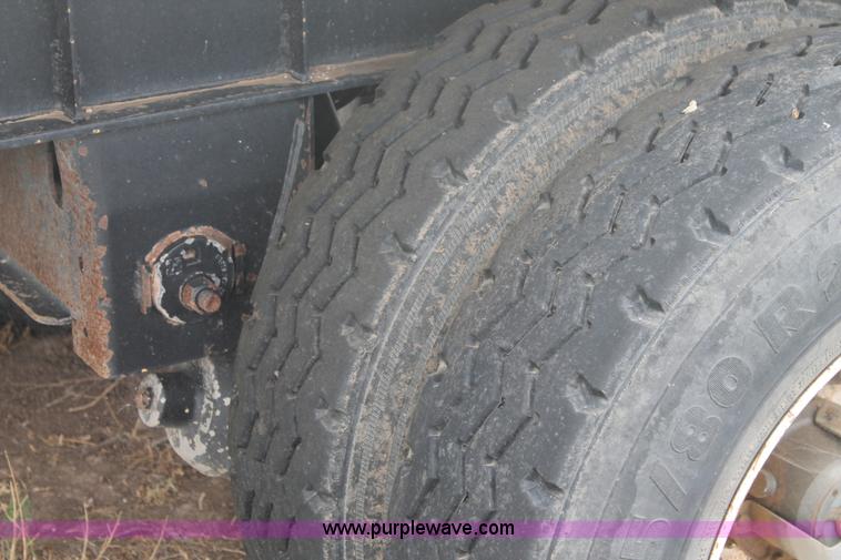 image for item H1736 2006 Fontaine EFTW-7-8048WSAWK flatbed trailer