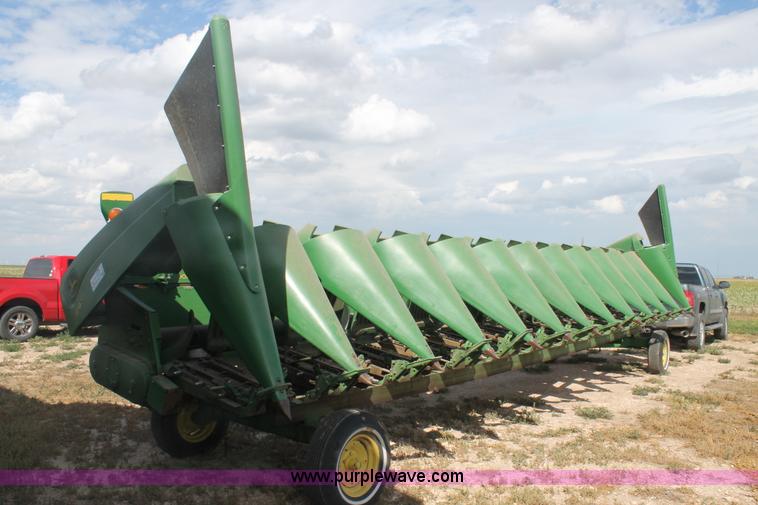 image for item H1737 2006 John Deere 1293 corn head