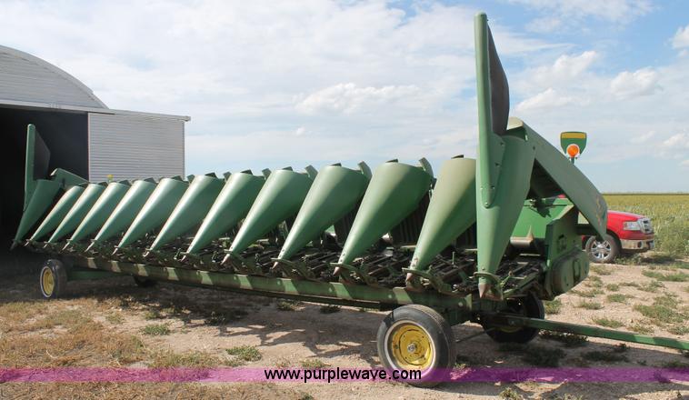 image for item H1737 2006 John Deere 1293 corn head
