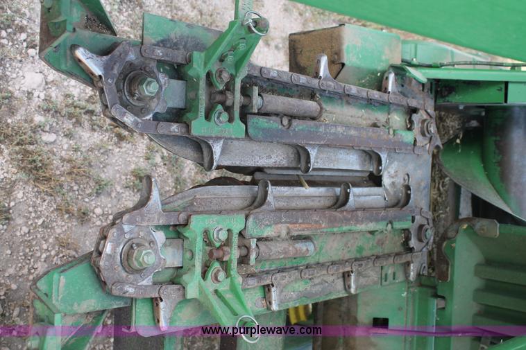 image for item H1737 2006 John Deere 1293 corn head
