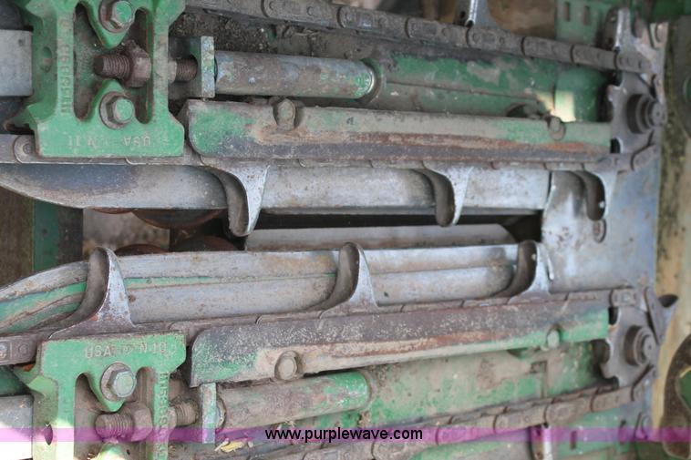 image for item H1737 2006 John Deere 1293 corn head