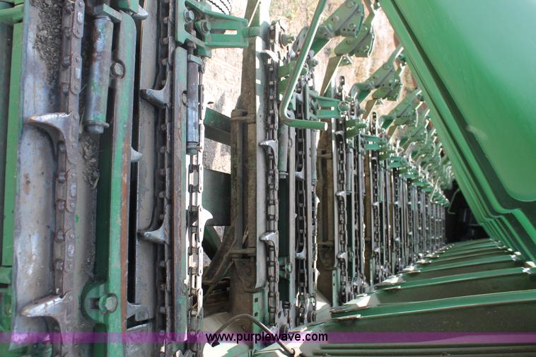 image for item H1737 2006 John Deere 1293 corn head