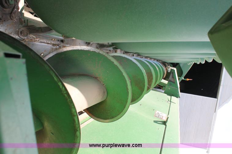 image for item H1737 2006 John Deere 1293 corn head