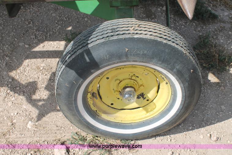 image for item H1737 2006 John Deere 1293 corn head