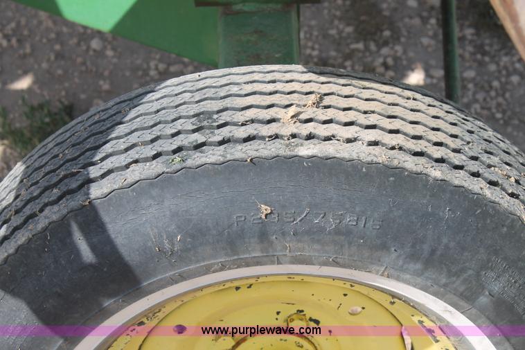 image for item H1737 2006 John Deere 1293 corn head