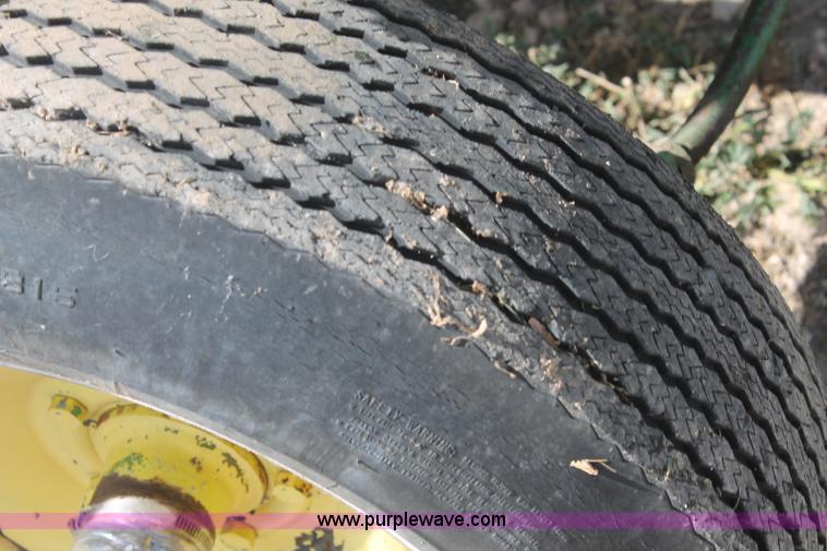 image for item H1737 2006 John Deere 1293 corn head