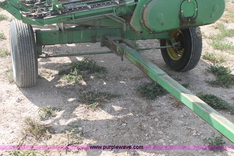 image for item H1737 2006 John Deere 1293 corn head