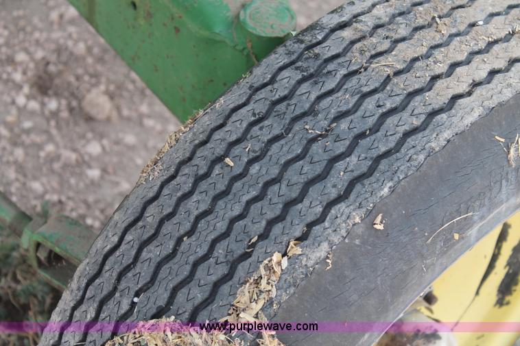 image for item H1737 2006 John Deere 1293 corn head