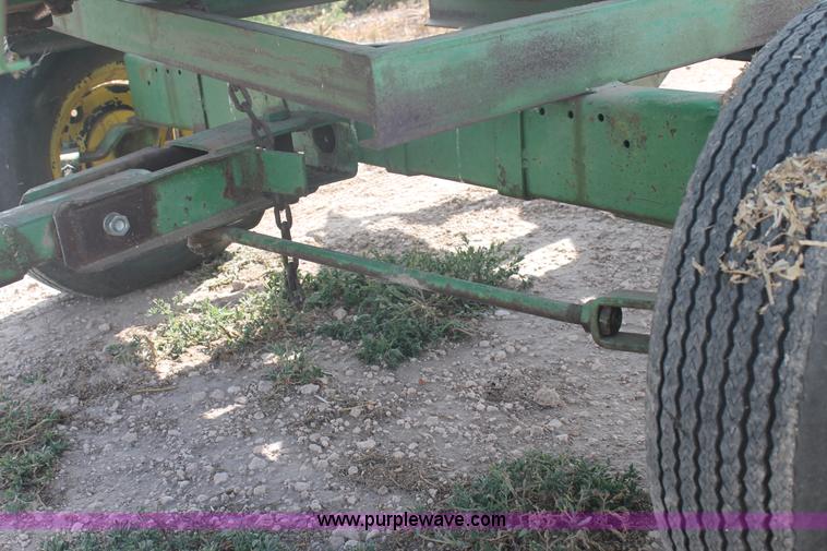 image for item H1737 2006 John Deere 1293 corn head