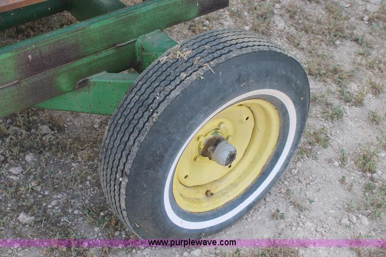 image for item H1737 2006 John Deere 1293 corn head