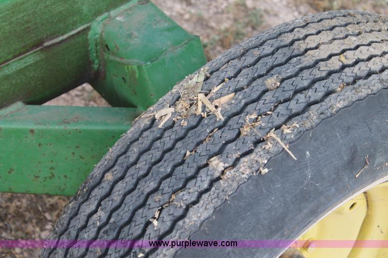 image for item H1737 2006 John Deere 1293 corn head