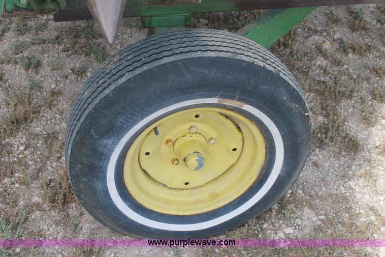 image for item H1737 2006 John Deere 1293 corn head