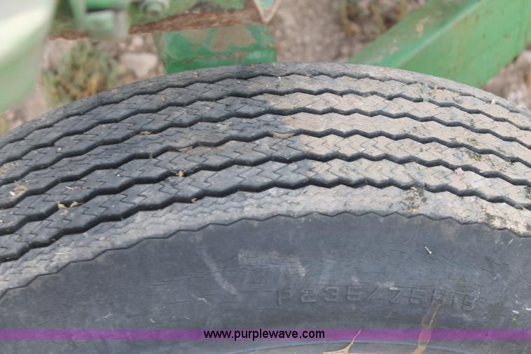 image for item H1737 2006 John Deere 1293 corn head