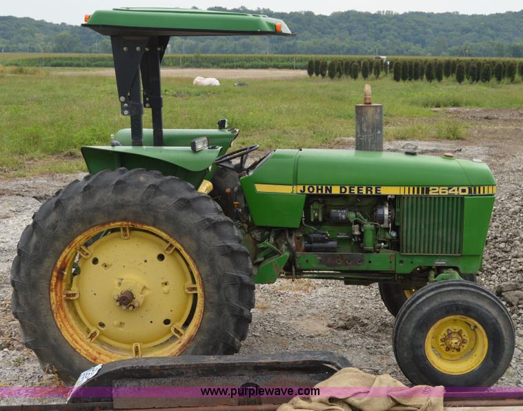 image for item H2790 1980 John Deere 2640 tractor