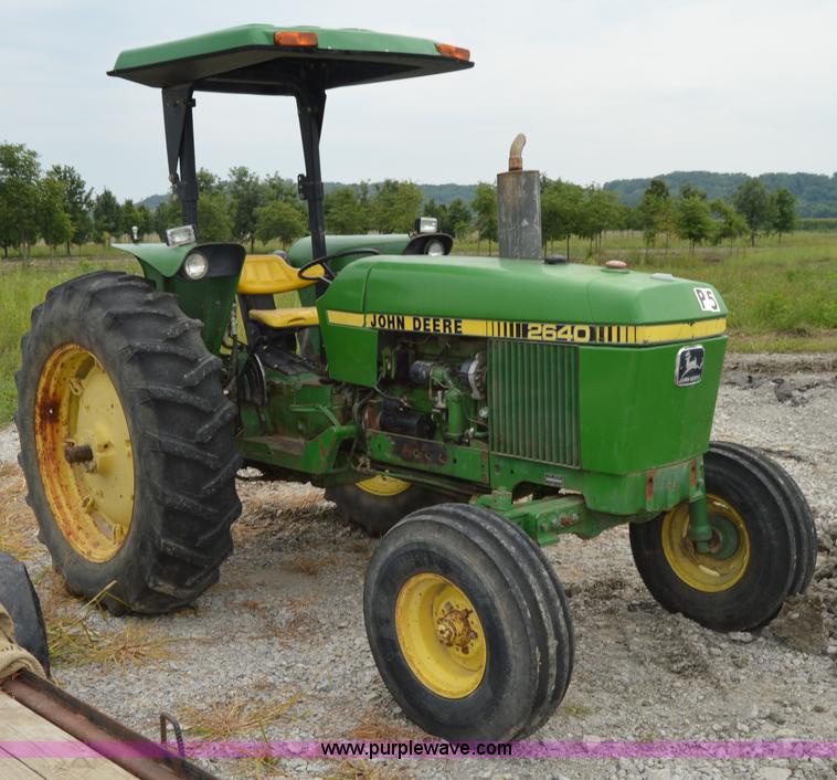 image for item H2790 1980 John Deere 2640 tractor