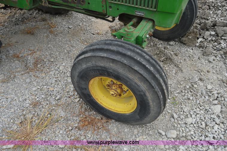 image for item H2790 1980 John Deere 2640 tractor