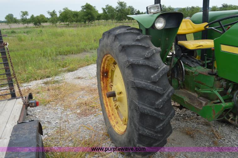 image for item H2790 1980 John Deere 2640 tractor