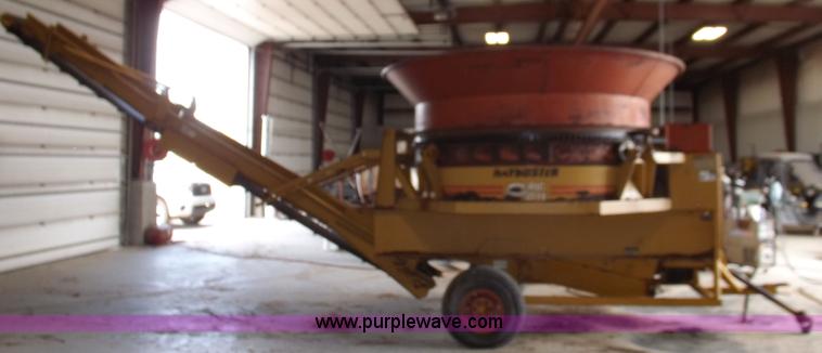 image for item H9162 HayBuster 1000 Big Bite bale processor