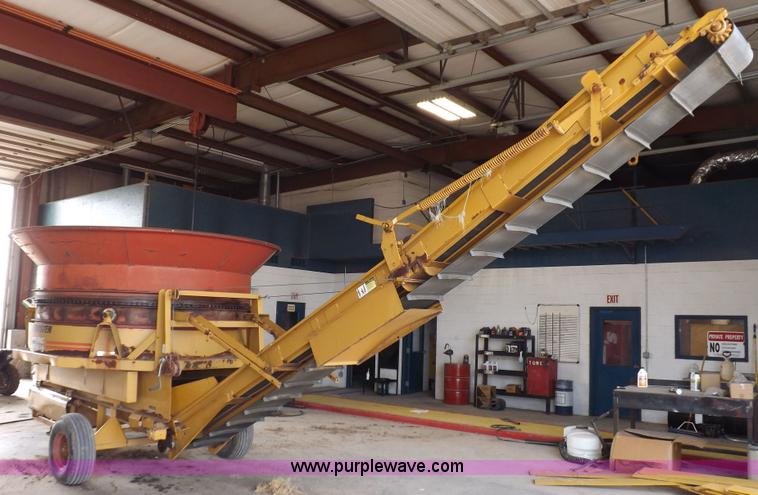 image for item H9162 HayBuster 1000 Big Bite bale processor