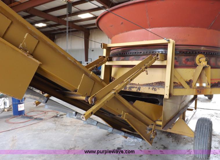 image for item H9162 HayBuster 1000 Big Bite bale processor