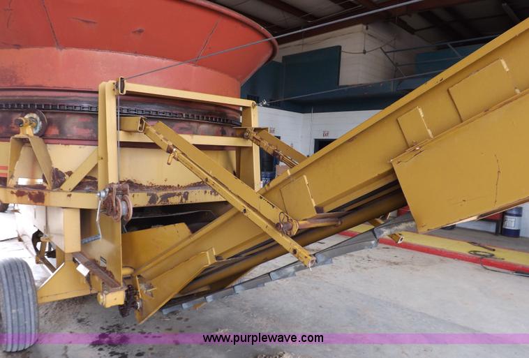 image for item H9162 HayBuster 1000 Big Bite bale processor