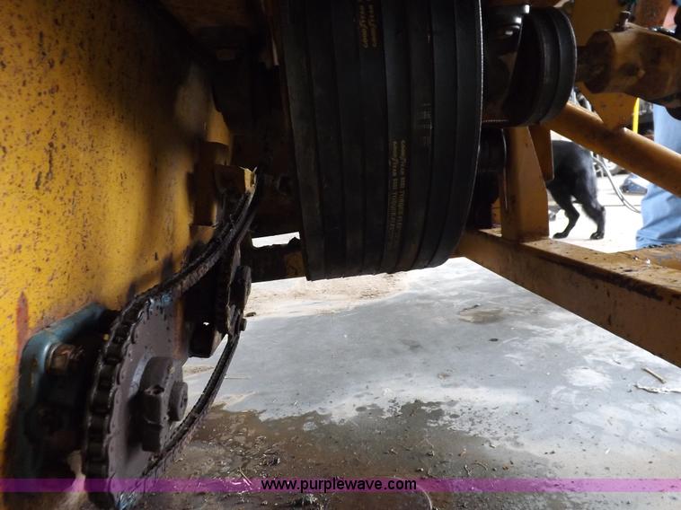 image for item H9162 HayBuster 1000 Big Bite bale processor