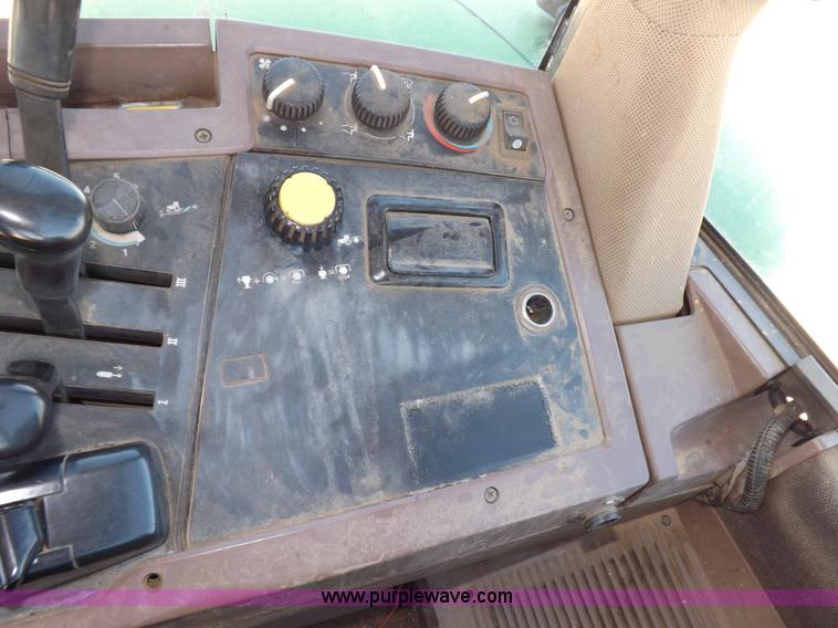 image for item H9165 1994 John Deere 7800 tractor