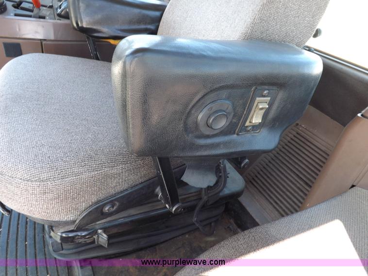 image for item H9165 1994 John Deere 7800 tractor