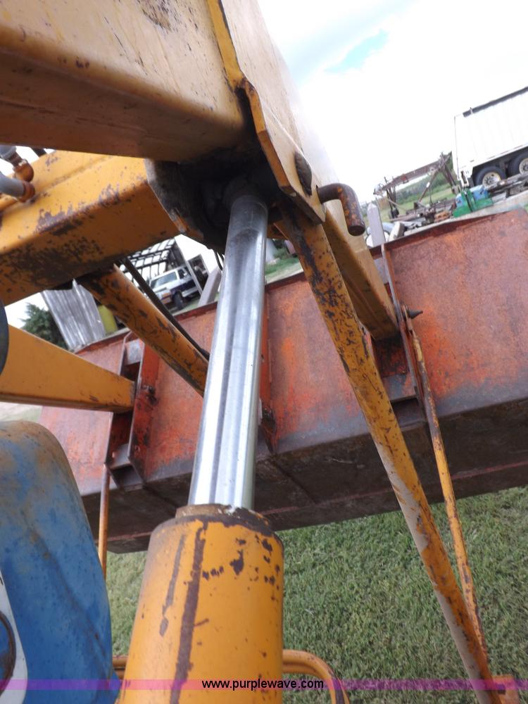 image for item H9177 1969 Ford 5000 tractor