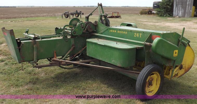 image for item H9178 John Deere 24T square baler