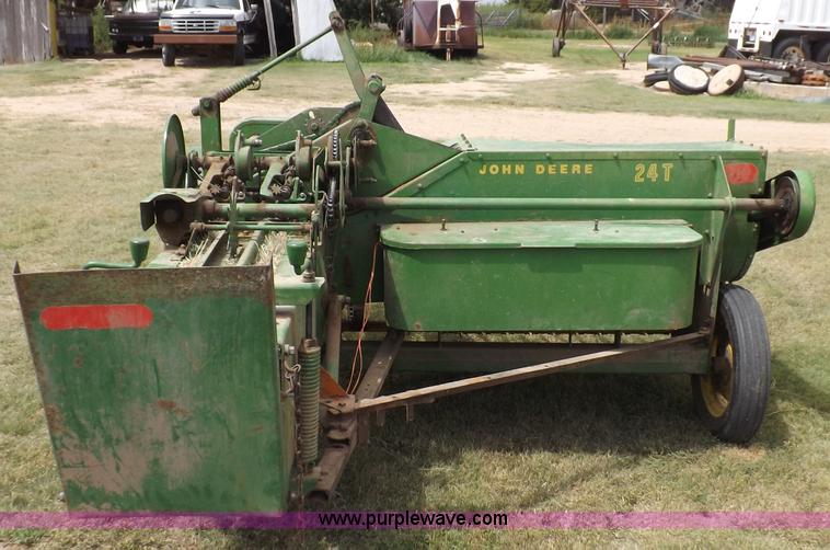 image for item H9178 John Deere 24T square baler