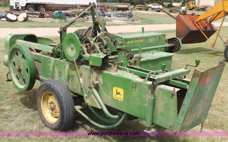 image for item H9178 John Deere 24T square baler