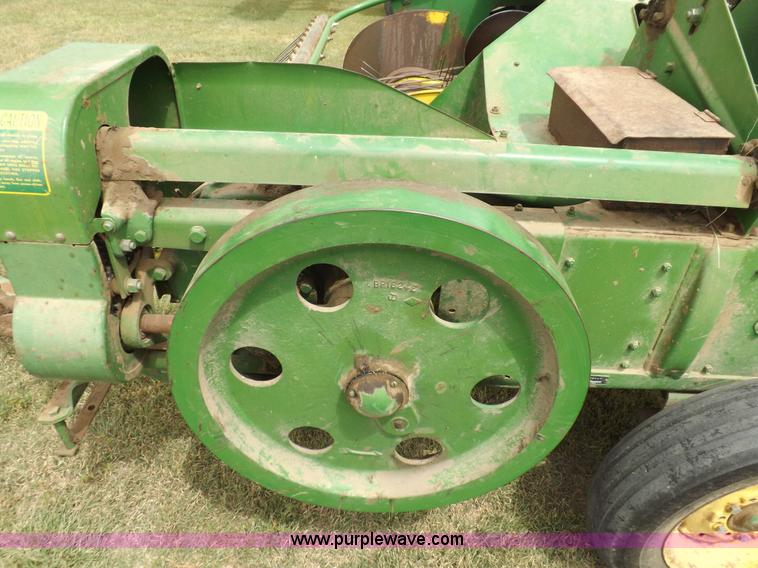 image for item H9178 John Deere 24T square baler