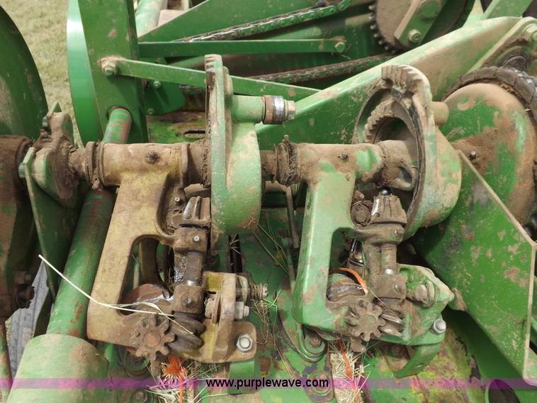 image for item H9178 John Deere 24T square baler