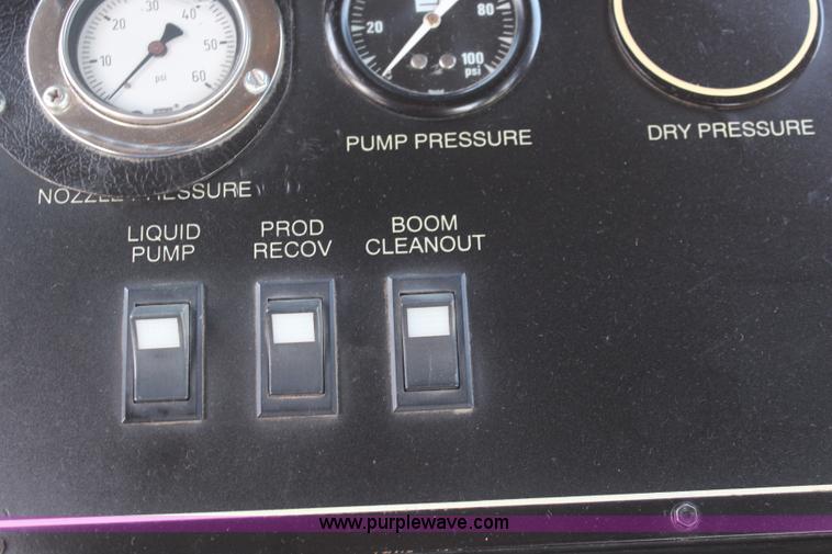 image for item I5856 1996 Ag-Chem Big A 2800 self-propelled sprayer