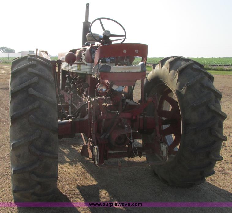 image for item I6176 McCormick Farmall 560 tractor