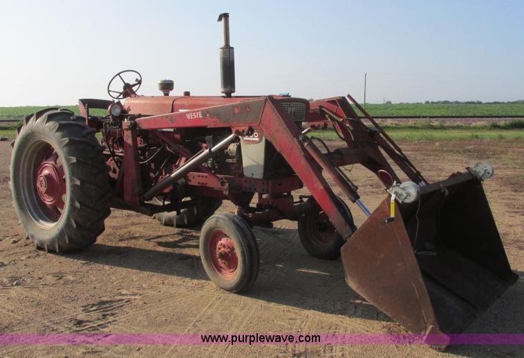 image for item I6176 McCormick Farmall 560 tractor