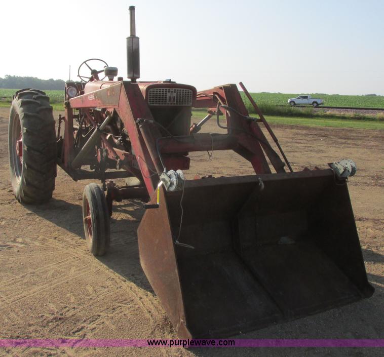 image for item I6176 McCormick Farmall 560 tractor