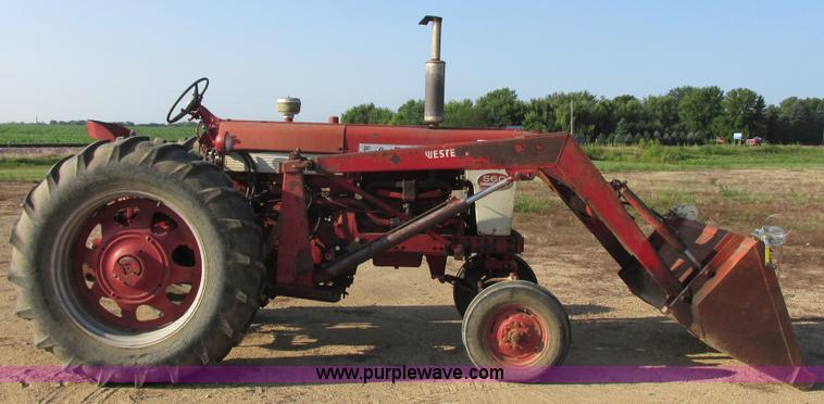 image for item I6176 McCormick Farmall 560 tractor