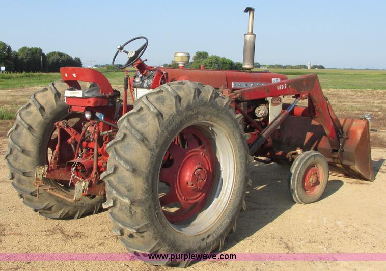 image for item I6176 McCormick Farmall 560 tractor