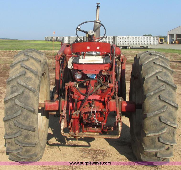 image for item I6176 McCormick Farmall 560 tractor