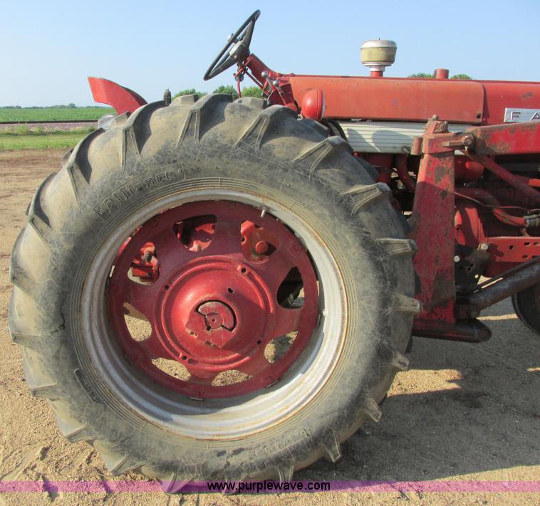 image for item I6176 McCormick Farmall 560 tractor