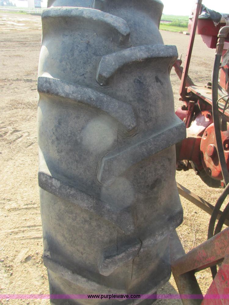 image for item I6176 McCormick Farmall 560 tractor