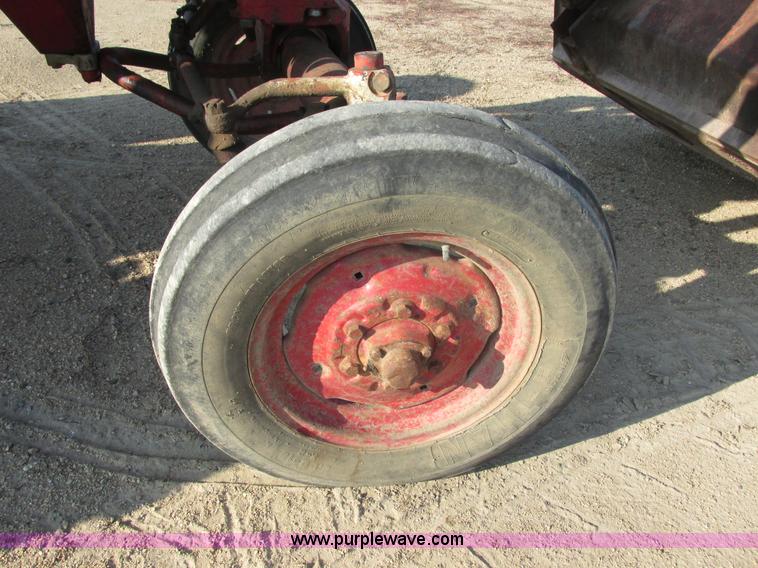 image for item I6176 McCormick Farmall 560 tractor