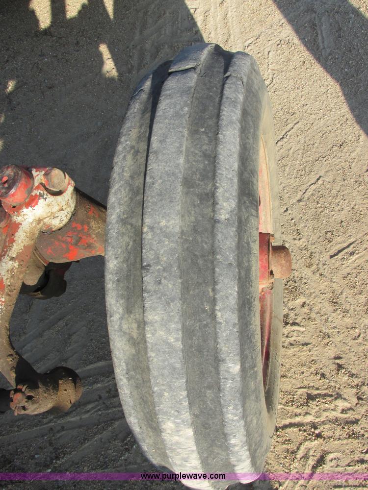 image for item I6176 McCormick Farmall 560 tractor