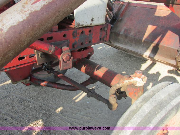 image for item I6176 McCormick Farmall 560 tractor