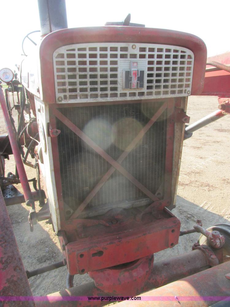 image for item I6176 McCormick Farmall 560 tractor